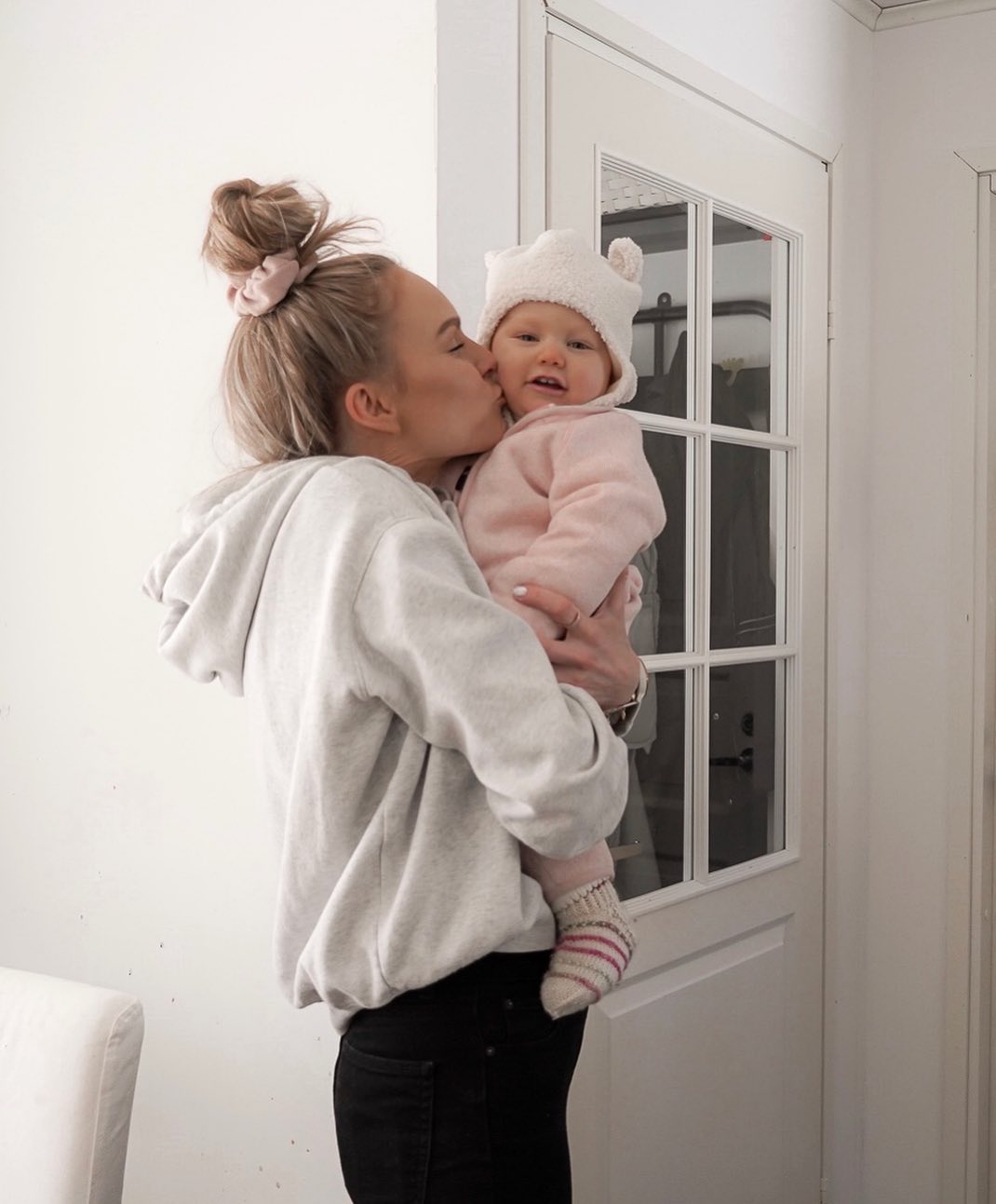 A Glimpse into Heartwarming Moments: Embracing Lifestyle and Mom’s Love